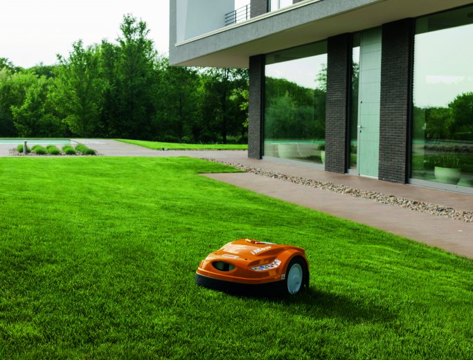 Reimonds2's tweet photo. Making a fresh start #tech #RobotMower https://t.co/NsNj2KEz2Z