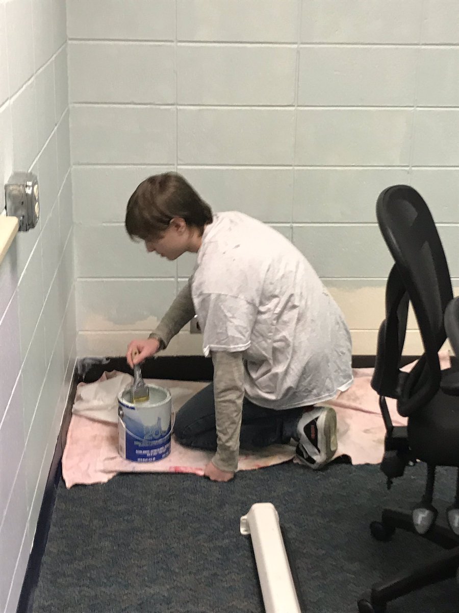 MadesJCenter's tweet photo. Fresh coat of paint and the conference room looks like brand new. #alwaysbetterwhenstudentspaint https://t.co/9dLxS9UQPa