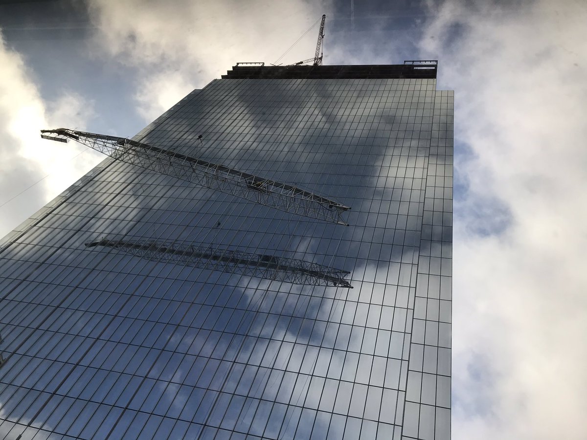 BobProfita's tweet photo. @robertloerzel Bank of America tower 🏗 just took out a window. https://t.co/qtBov906Sb