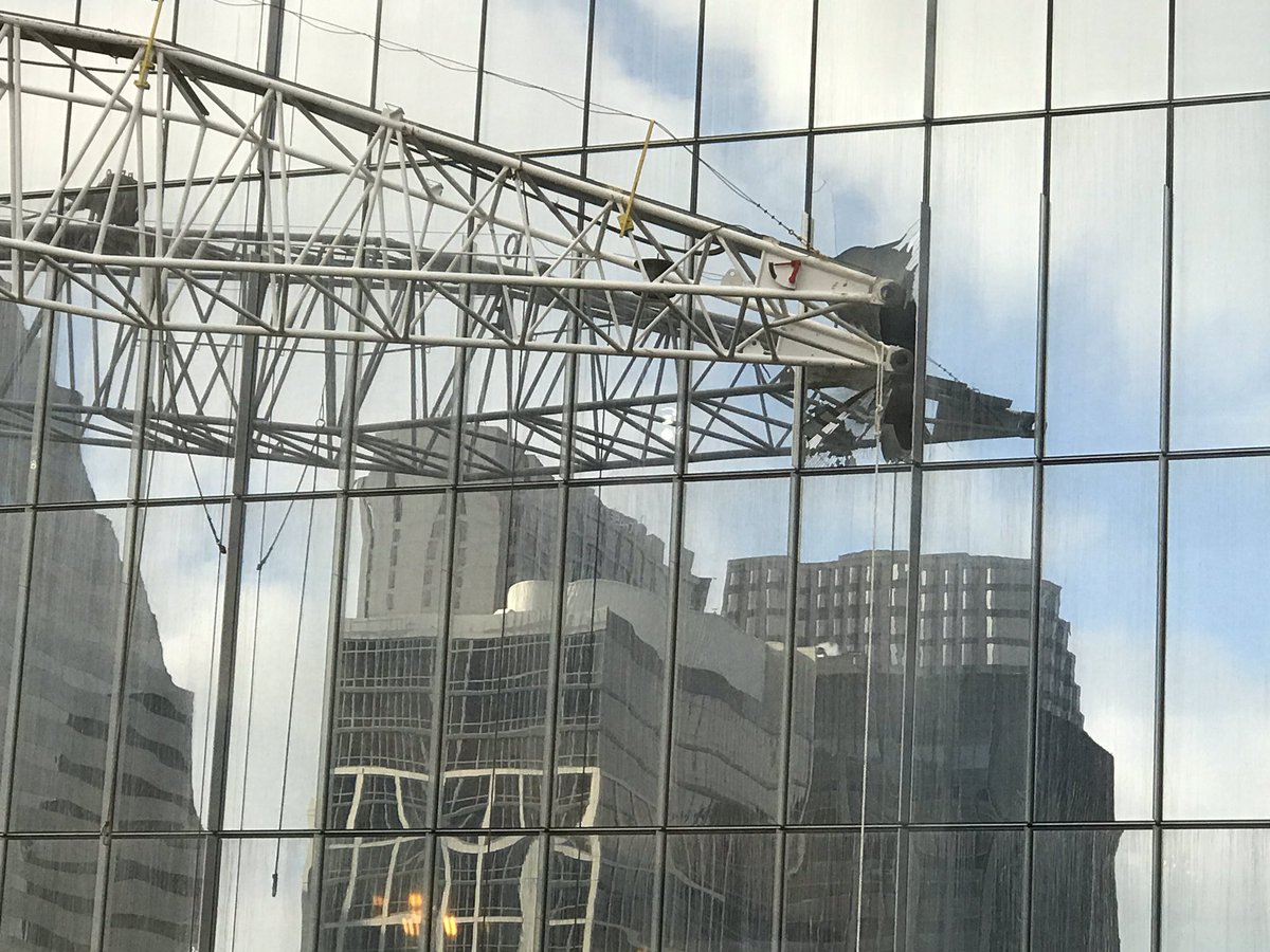 BobProfita's tweet photo. @robertloerzel Bank of America tower 🏗 just took out a window. https://t.co/qtBov906Sb