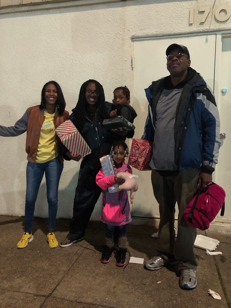 helpishelp1's tweet photo. Giving back to the city.Passed out gifts,blankets etc. #HELPISHELP https://t.co/yCinGDBdDj #PEOPLEHELPINGPEOPLE https://t.co/ABX6l2XByR