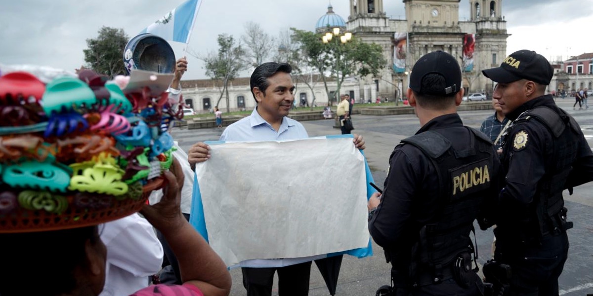 EspurioEl's tweet photo. Alto, policía de cárteles. 🛑👮🏻‍♀️👮🏽

Róbese una imagen, escriba su consigna y compártala. 

#AdiósPopó #ElPeorGobiernoDeLaHistoriaHastaHoy #JimmySeQueda🎶 https://t.co/KnQ9QVyfpX