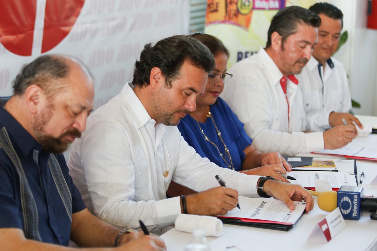 CozumelGobierno's tweet photo. Con el fin de fortalecer la promoción y liderazgo turístico de #Cozumel, el Presidente Municipal, @pedrojoaquin, firmó en #Cancún el Acuerdo por el Turismo con Grupo Mobility @tuADO, [...] https://t.co/ixKSQF2uvH