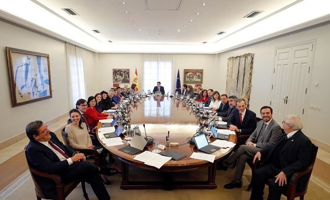 mendezromeu's tweet photo. ¿España con 23 ministros es más eficaz que Alemania con 16? https://t.co/2VxhZwE1CT https://t.co/T4RY9MId1R