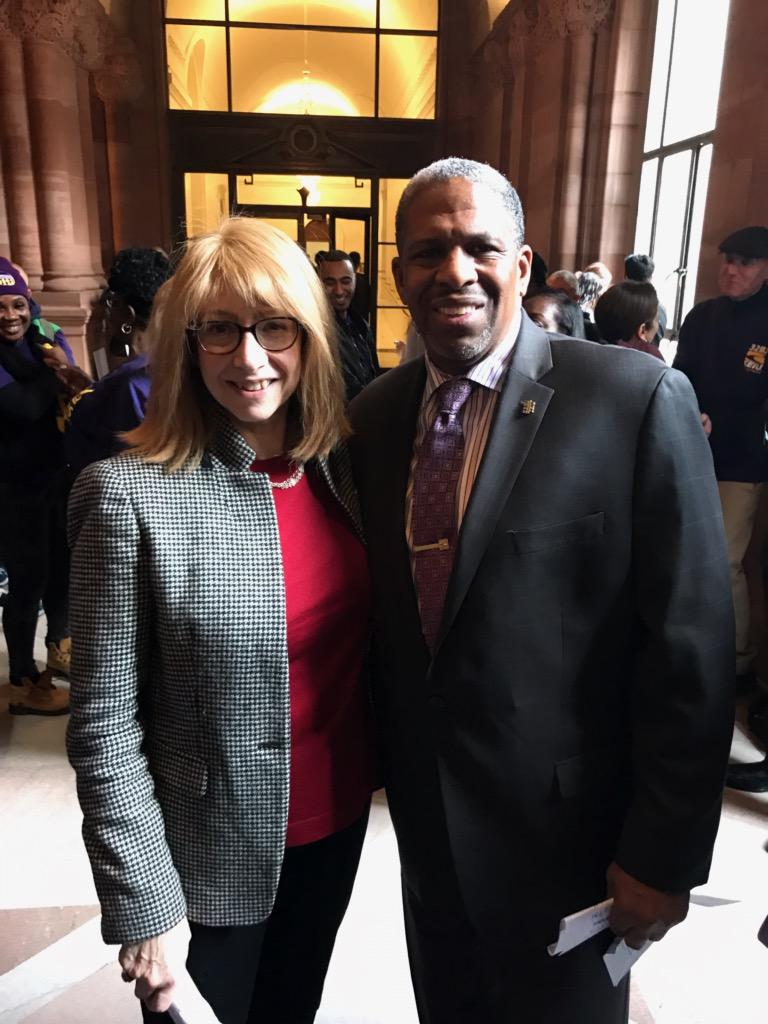 LindaBRosenthal's tweet photo. Affordable healthcare shouldn't be reserved only for those who can fly 1st class. Proud to stand w @32BJSEIU as we fight to ensure that airline + other transport hub workers aren't forced to choose bt their health & food 4 their families. #HealthyTerminalsAct #SupportUnionWorkers https://t.co/pbBLnOw82f