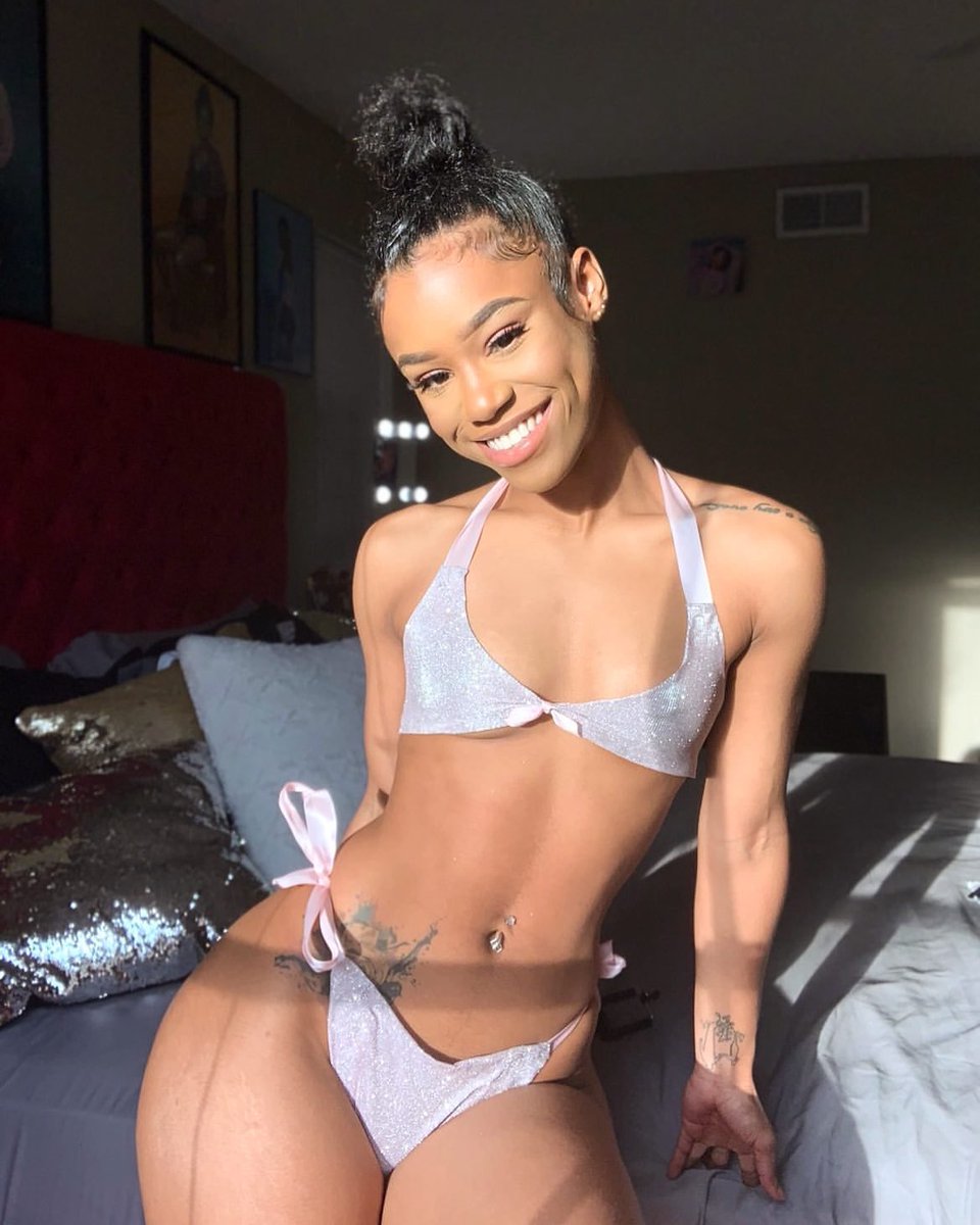 melaninpalace's tweet photo. I’m good for your heart, let me snatch your soul 🤤. https://t.co/GcS4KvZEUX