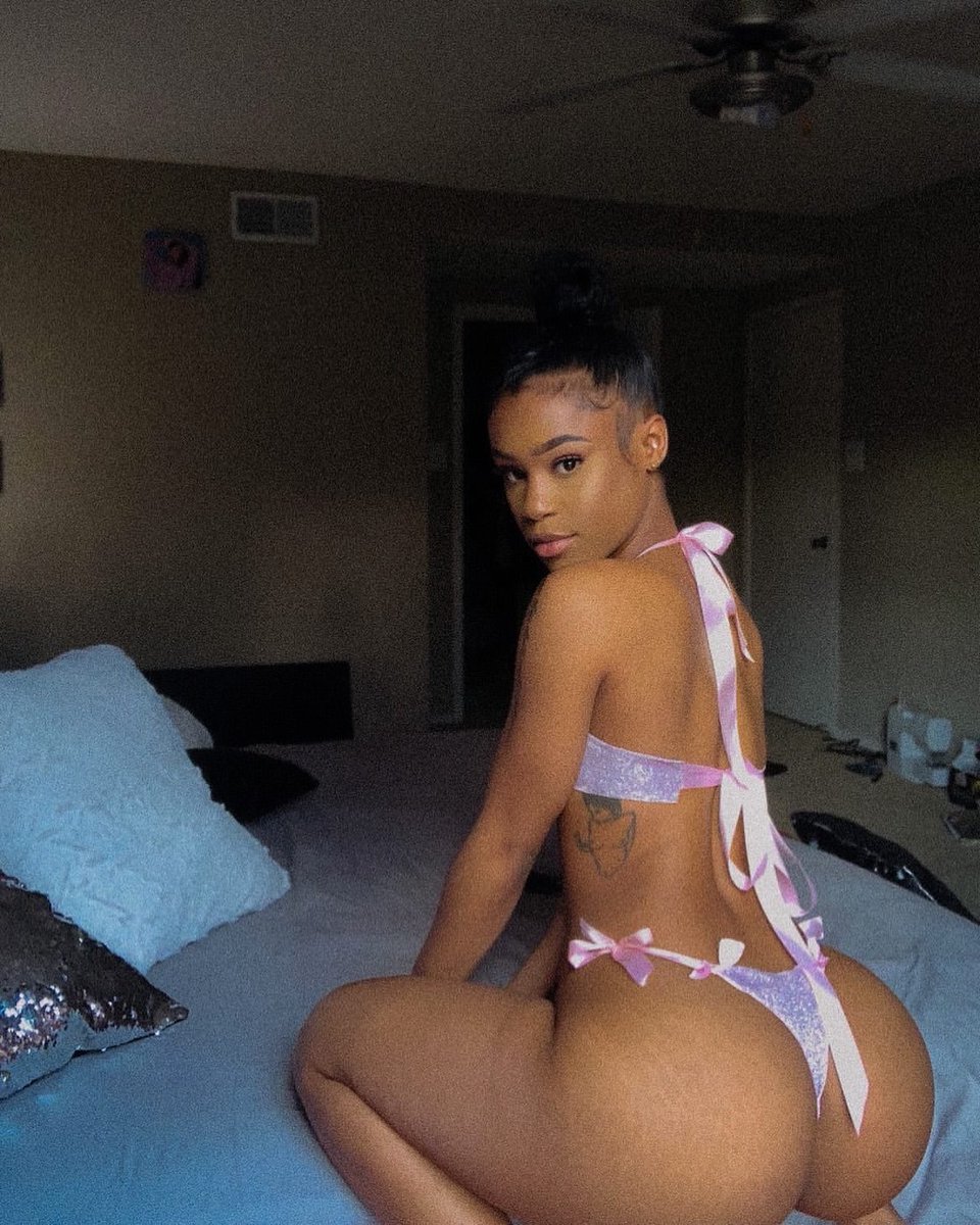 melaninpalace's tweet photo. I’m good for your heart, let me snatch your soul 🤤. https://t.co/GcS4KvZEUX