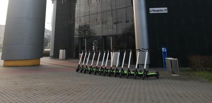 rdcpolskieradio's tweet photo. 70 wypożyczeń do godziny 16 podczas pierwszego dnia. Płock od wtorku ma elektryczne hulajnogi. Do dyspozycji płocczan jest 40 sztuk pojazdów

Czytaj więcej: https://t.co/bW6xtadIg7

#płock #hulajnogi 
fot. @blinkeecity https://t.co/Mju3lZLm2R