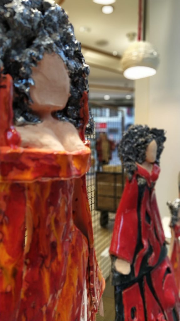 clmenmadrid's tweet photo. 📣📣📣 Desvelamos el 3️⃣ escaparate de nuestra Oficina, que sorprende ✴️ con #cerámica de #autor: Meninas, lámparas y fuentes de amapolas! #LuisdelCastillo #BegoñaClemente y #CarmenFdezdelaOsa! @turismoclm @gobjccm @FARCAMA @Granviademadrid https://t.co/IzbfCN49PJ