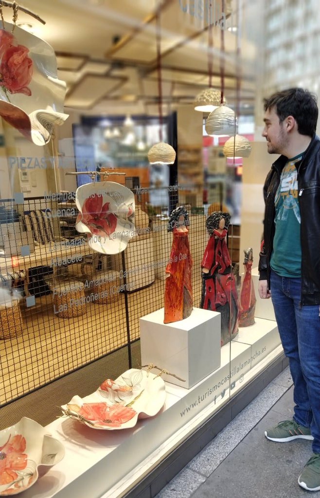 clmenmadrid's tweet photo. 📣📣📣 Desvelamos el 3️⃣ escaparate de nuestra Oficina, que sorprende ✴️ con #cerámica de #autor: Meninas, lámparas y fuentes de amapolas! #LuisdelCastillo #BegoñaClemente y #CarmenFdezdelaOsa! @turismoclm @gobjccm @FARCAMA @Granviademadrid https://t.co/IzbfCN49PJ