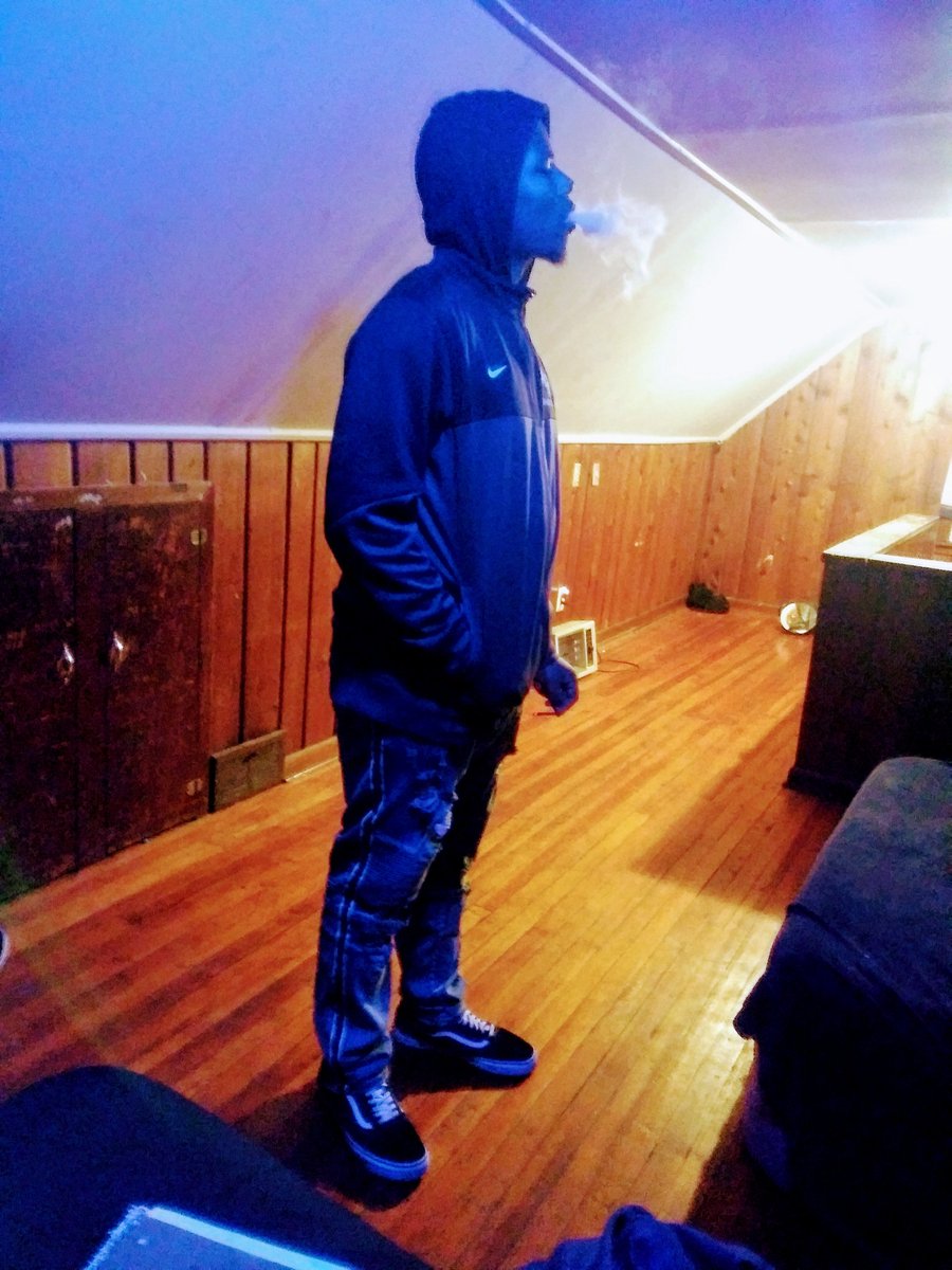 KeithSykes_23's tweet photo. Hits blunt.. Damn i only got a hunnid followers.. #MentionMe https://t.co/D9147DgRyB