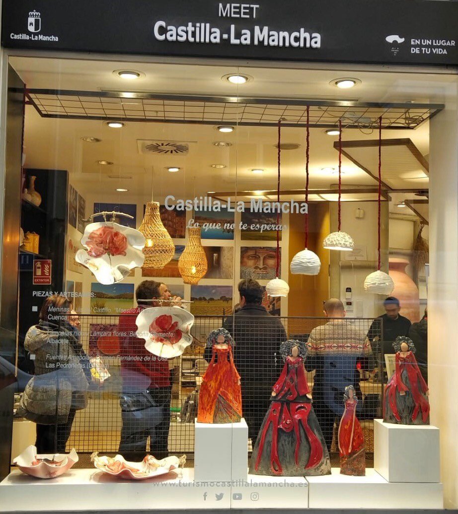 clmenmadrid's tweet photo. 📣📣📣 Desvelamos el 3️⃣ escaparate de nuestra Oficina, que sorprende ✴️ con #cerámica de #autor: Meninas, lámparas y fuentes de amapolas! #LuisdelCastillo #BegoñaClemente y #CarmenFdezdelaOsa! @AwesomeMadrid @TimeOutMAD @guiadelocio @Fnac_ESP https://t.co/SuTFsLON1k