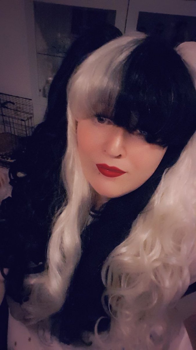 // Okay. So this is my first face reveal on here ever.
But I am just LOVING this new wig of mine!