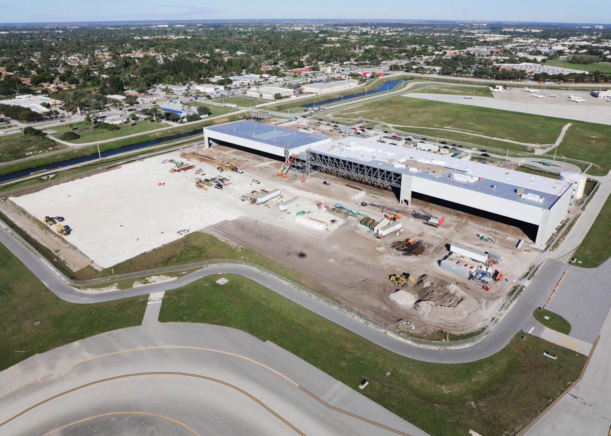AdvancedRoofFL's tweet image. #TearOffTuesday Check out the #birdseye view of our #commercial #roofing project underway at Gulfstream Jet Aviation Hanger in #WestPalmBeach #SouthFlorida #singleply #Firestone #NRCANews #FRSA #construction #contractor #hardwork #safety