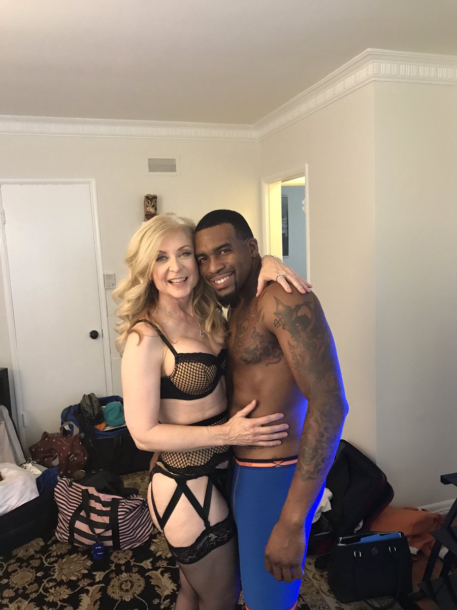 Viva Bianca jinsiy aloqa Nozik lezbiyen qizlar karavotda bir-birlarini yalab, baxtiyorlik bilan chiyillashadi