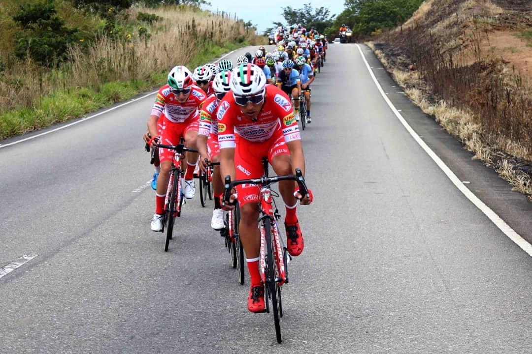 Fre_Gonzalez's tweet photo. Androni sacó su casta e impuso condiciones en Rubio en la figura del colombiano Jonathan Restrepo.Jonathan Salinas, del Deportivo Táchira, es nuevo líder. Mañana se viene la candela. Etapa reina con llegada a la Grita. https://t.co/ueUOjiIeeS
