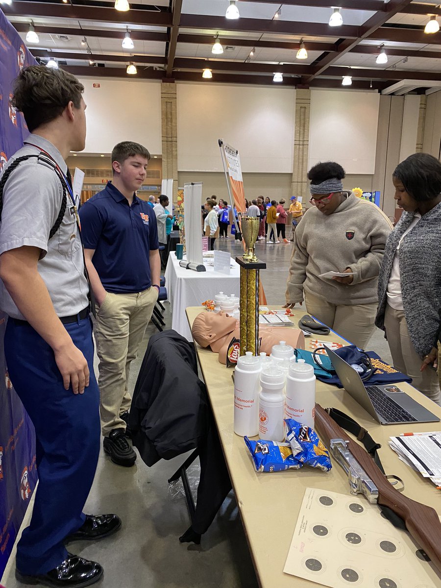 HcsReady's tweet photo. Our student ambassadors are doing a great job explaining the pathways we offer in Emergency Medicine, JROTC, Cybersecurity, and Automotive Maintenance! #ChooseHamilton @HCSfutureready https://t.co/lFT2BFNETI