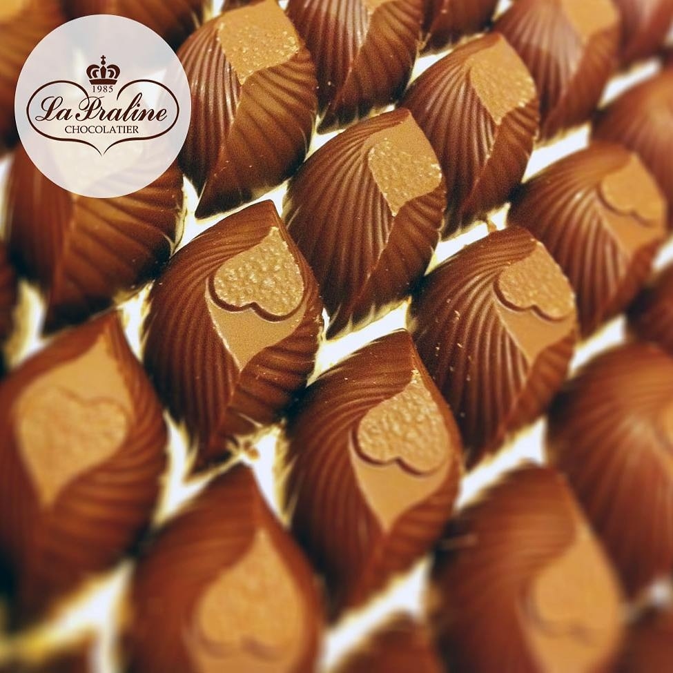 LaPralineCcs's tweet photo. Levanten la mano, cuántos amanecen con ganas de comer un delicioso bombón de #LaPraline 🙋🏻♀️
#LaPralineChocolatier
#Chocolatier #Chocolate #AmamosElChocolate #AmamosLosBombones #Cacao #Foodies #InstaChoco #chocolat #InstaFood #cacaovenezolano https://t.co/QVZe90prY2