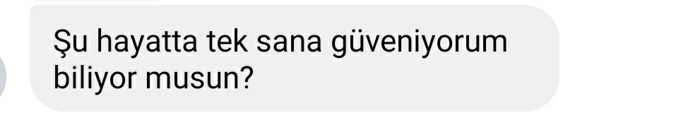 Yıllardır aklımdan çıkmayan, acaba hala öyle midir diye düşündüğüm bir cümle. Yıllar sonra Messenger'da karşıma çıktı. Ben bir sigara yakayım kendime gelemedim.