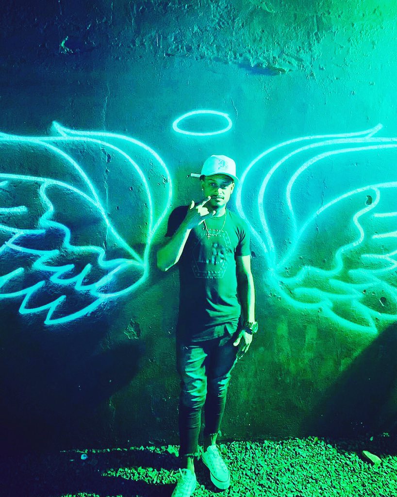 estevao_brasil's tweet photo. Tempestade oque vier nada me tira daqui🎵
#samba 🎼
#Oskings 👑
#alegria_alegria https://t.co/iaRIZl40QU