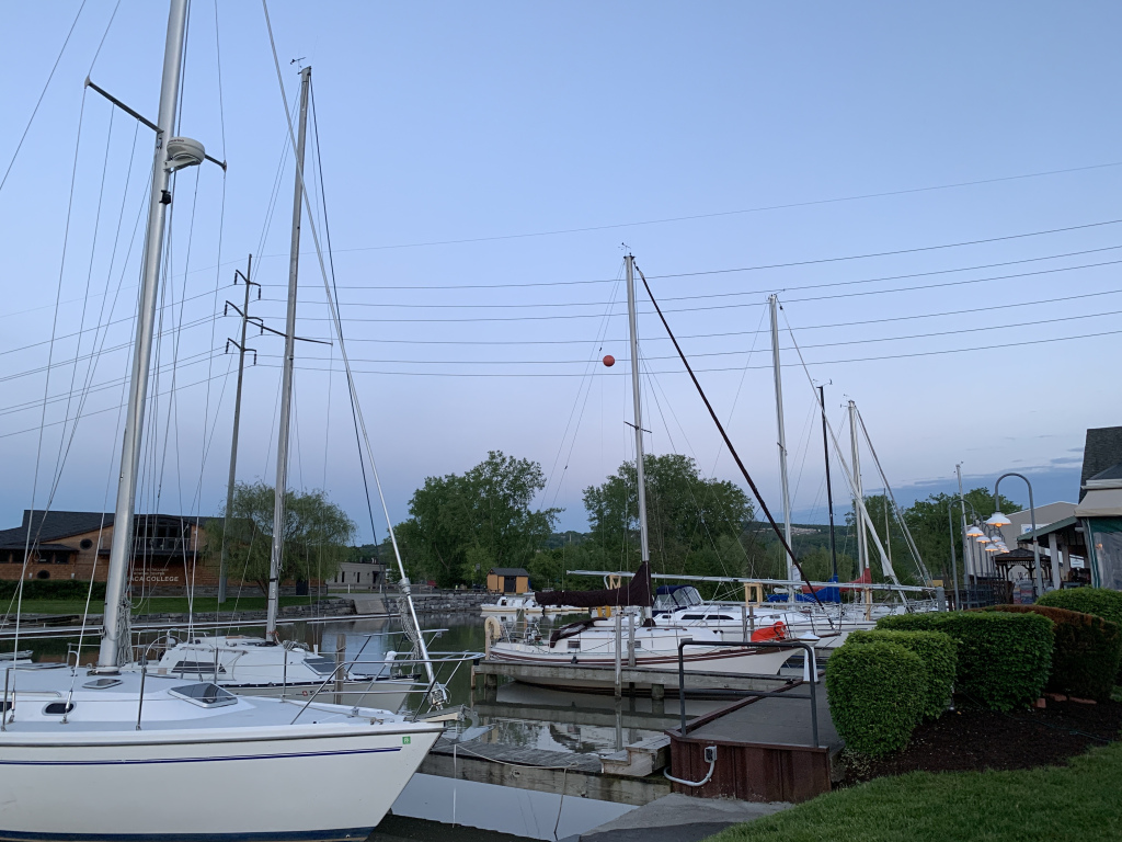 When Bar Regulars become Friends thebartenderlife.blog/2020/01/14/whe…