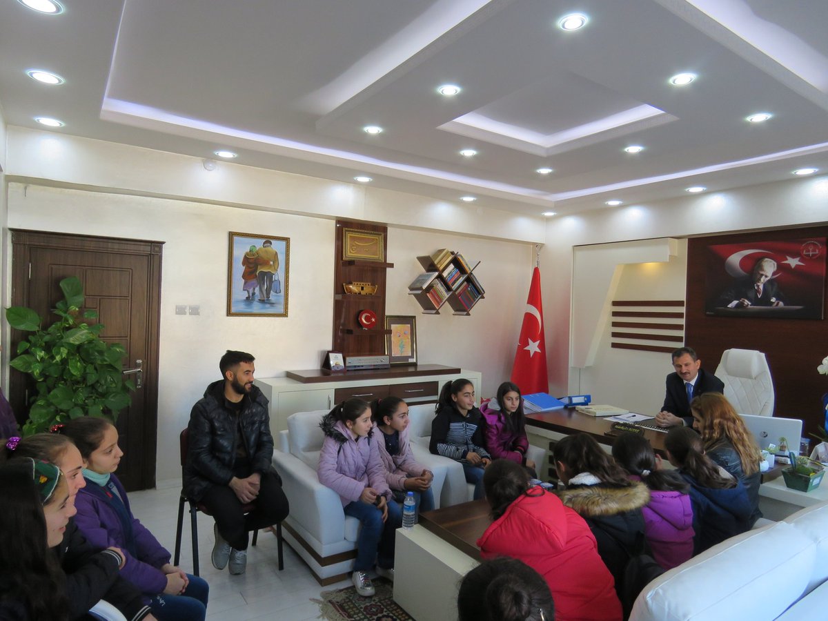 Efeler Ortaokulu 8.sınıf öğrencileri İlçe Milli Eğitim Müdürümüz <a href="/AAltay47/">Abdulkadir ALTAY</a>'ı ziyaret etti. 
<a href="/tcmeb/">Millî Eğitim Bakanlığı</a> <a href="/ziyaselcuk/">Ziya Selçuk</a> <a href="/MustafaYMN/">Mustafa Yaman</a> <a href="/tekindundar/">Tekin Dündar</a> <a href="/mardinilmem/">Mardin İl Millî Eğitim Müdürlüğü</a> <a href="/sehmus_sumer/">Şehmus Sumer</a> @haldehs <a href="/EfelerIlk/">Midyat Şehit Kadri Ağırman İlk/Ortaokulu</a>