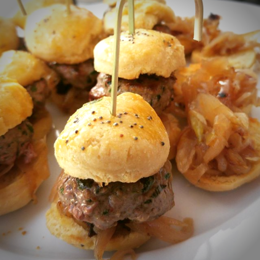 ColletIndust's tweet photo. Sur nos Planchas COLLET, cuisinez de l'apéritif au dessert !

Grâce à notre Pelle Burger, nettoyez votre plaque en un clin d’œil et passez ainsi au plat suivant.
Aujourd'hui une création de Je m'invite chez vous, Floriane réalise sur notre plancha de succulents Burgers maison ! https://t.co/Q3lgbsp9Ot