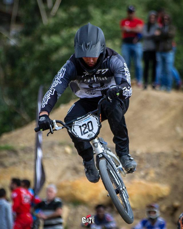 GateBMX's tweet photo. Respira, concéntrate y ejecuta. Recuerda que entrenaste para ser el mejor y en cada carrera te lo debes demostrar. 
#GateMagazineBMX
#Bicicross #BicicrossColombia #BMXRacing #iLoveBMX #bmxrace #GateBMX #jumppicture #fotosbicicross #pictureBMX #BMXColombia #sportphoto #sportp… https://t.co/WLMyp1HpID