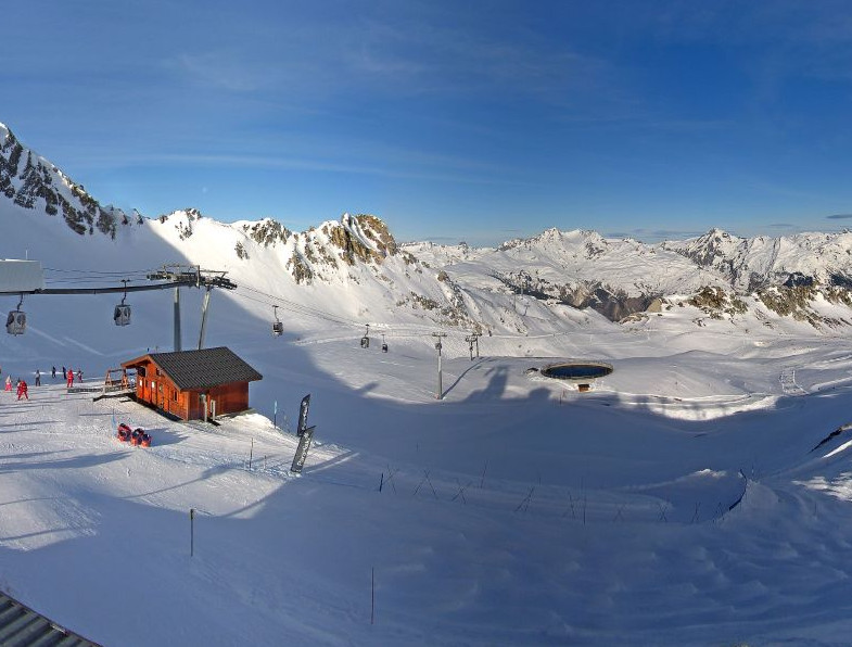 Lovely blue skies and great snow conditions in Les Arcs, France. What more could you want?

Want to ski here? 

Click on the link below for available bookings in Les Arcs, France. 

skiline.co.uk/ski-holidays/f…

#skiing#ski#skiholidays#skiseason#mountains#mountainlife #france