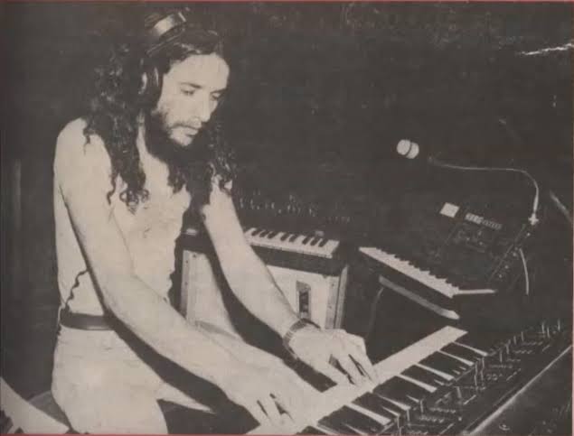 También se fue Carlos Alvarado, ahí se va un pedazo de mi infancia también, con VHSs y discos de rock guajoloteado.