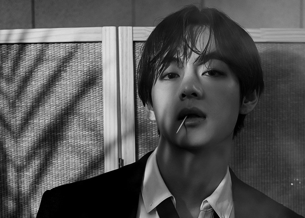 allkpop's tweet photo. [UCC] BTS V found "Guilty" of dominating WW SNS trends after slaying ARMYs' hearts with his lethal visuals in newly released ARMYZIP movie poster
https://t.co/jsBIuTxCrv https://t.co/Orf66IEqxj