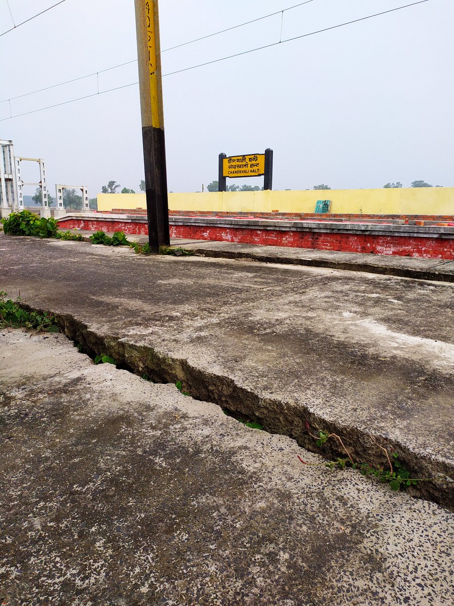 Indrajit_it's tweet photo. How can be a huge crack formed in the platform of a newly developed station 'Chand Khali Halt' (ER railways)?  This creates question against the quality of service and security of passengers! Request you to kindly investigate the matter and check corruption. https://t.co/piVZ2yVcAc