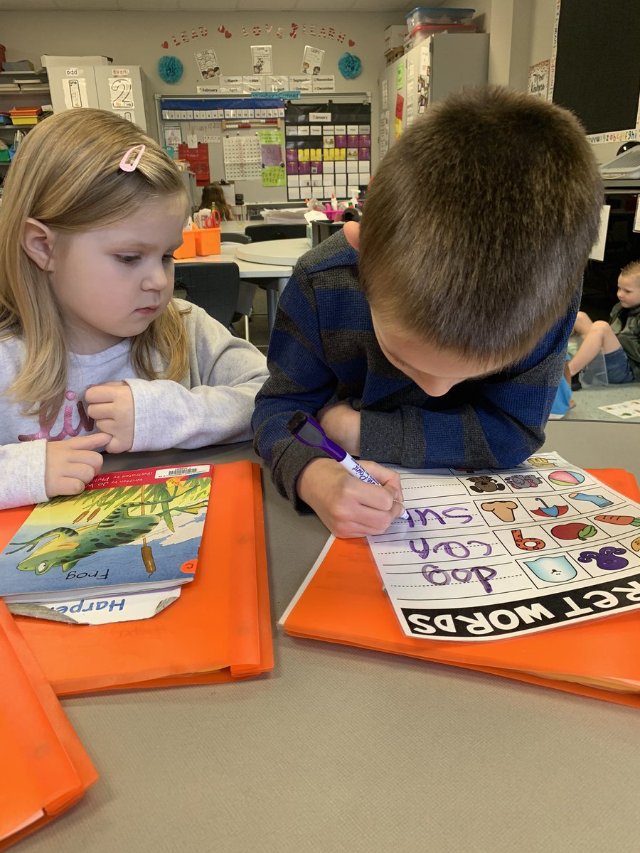 MrsLCowan's tweet photo. CVC spelling and sight words during reading groups and station! Kindergarten is the best! @Longbranch_Elem #wordwork #readingstations #indepedentwork #stamina #lovekinder https://t.co/7hEi7fRr7C