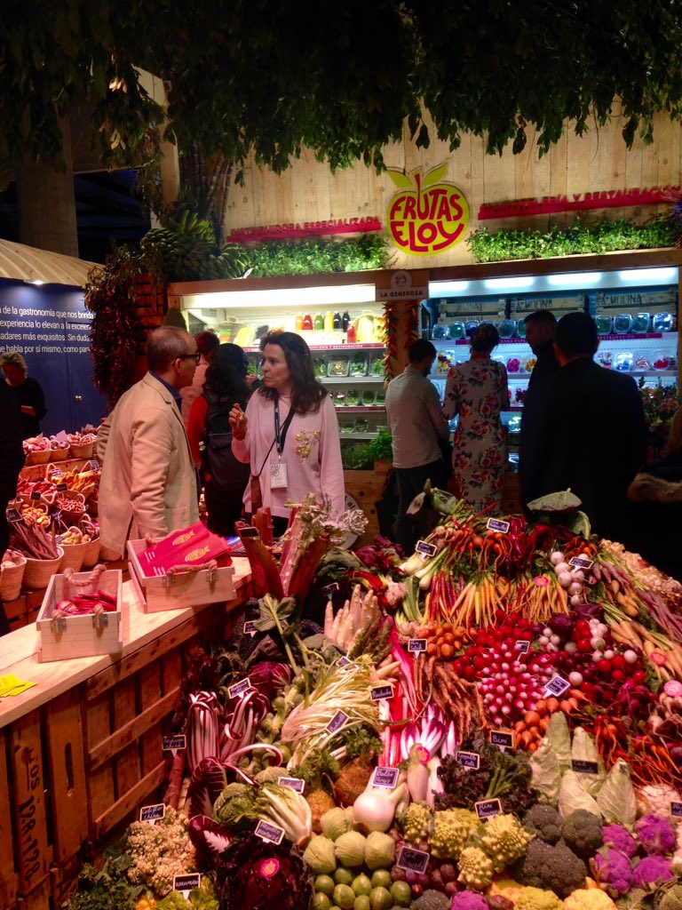 info_horeca's tweet photo. Un volcán de colores es el espacio de @frutaseloy en #REALEMF20 impresionante puesta en escena con #frutas y #verduras para la que han contado con @ndlchina https://t.co/dFw2IsZHvp