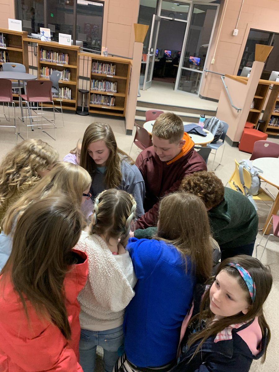 Our 2020 Library Leaders worked to build their own community through teamwork games this morning. The human knot was extra challenging! #inspiRE4 #wmswizards