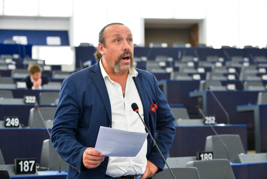 RadioQuetsch's tweet photo. Ferme des 496 veaux à #Balschwiller (Sud-Alsace) : Benoît Biteau @Identi_Terre @GreensEFA "Ce ne sont pas des fermes-usines, mais des usines" #PAC #EU #GreenDeal #Region #Sundgau  🔴PODCAST : ▶️ https://t.co/m4lGcktBPH https://t.co/VThHOtb2mw