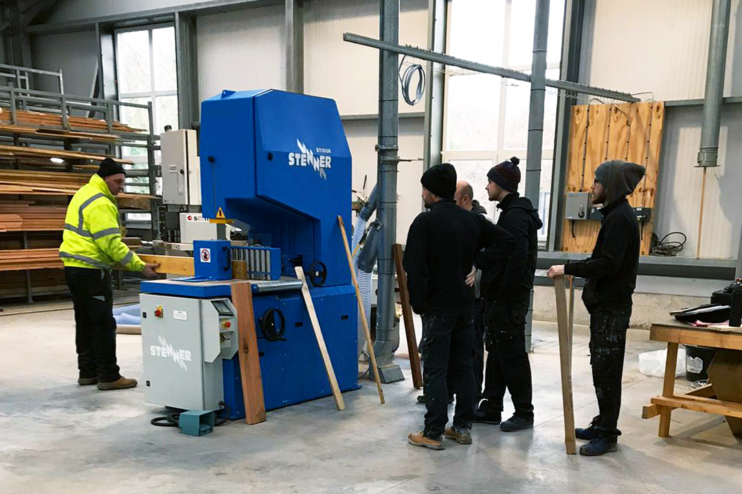 DaltonsWadkin's tweet photo. We recently supplied a new Stenner ST100R band resaw for a window manufacturer, here's a photo of the team getting trained by our expert engineer, Steve.
👉 Find out more about UK manufacturer #Stenner here: https://t.co/ANEaGOJicf https://t.co/oSYt3BPTC4