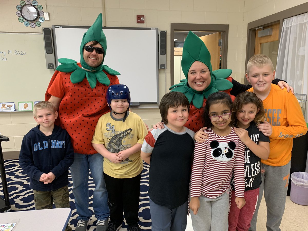 heatherharmon7's tweet photo. It’s strawberry time at EES! #EESoars https://t.co/le1YFFqR1p
