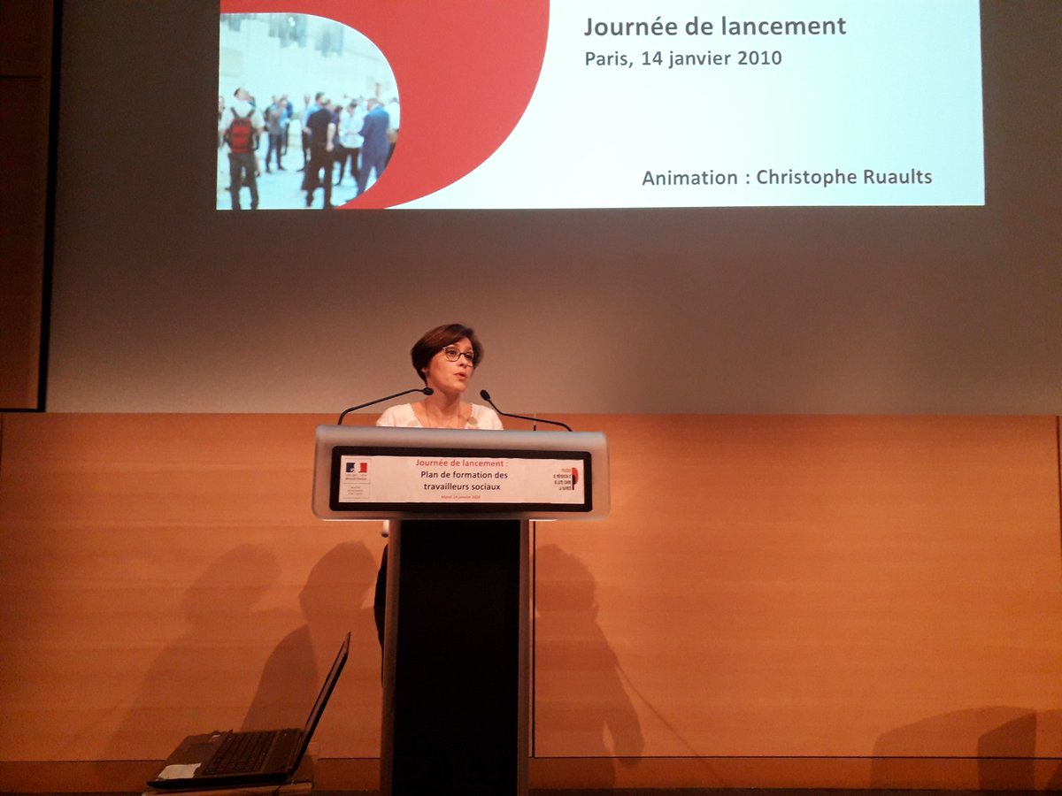 Delegpauvrete's tweet photo. .@duboschristelle : "Sur le terrain, les travailleurs sociaux font déjà bouger les lignes. En faisant vivre ce plan de formation, nous leur  redonnons leur juste place. Je les remercie pour leur implication et leur engagement." #StratégiePauvreté https://t.co/oRkNvX2Ran