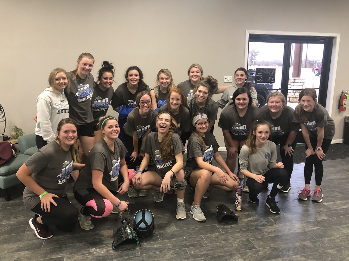 SoftballPeaster's tweet photo. These girls are working so hard for season... KEEP TRUSTING THE PROCESS HOUNDS!! #GrowthMindset https://t.co/be4XAC3f6D