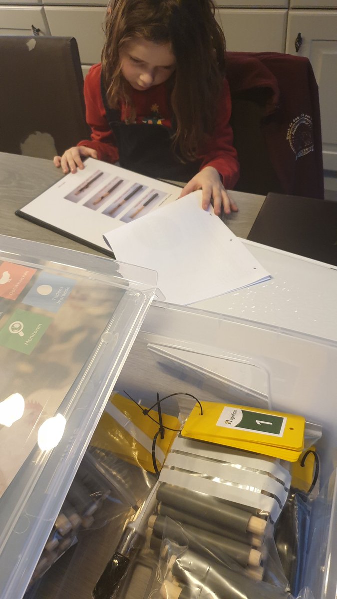 Marielle_Schalk's tweet image. 'Ik speel mama'tje die tussen de kippen werkt' 😂 
Interessant zo een hele doos spulletjes. Micon. Iets nieuws van #agrifirm om bloedluis beheersbaar te houden. Alles voor het comfort van onze hennen.  Doen we dus graag aan mee. 👍❤🐔