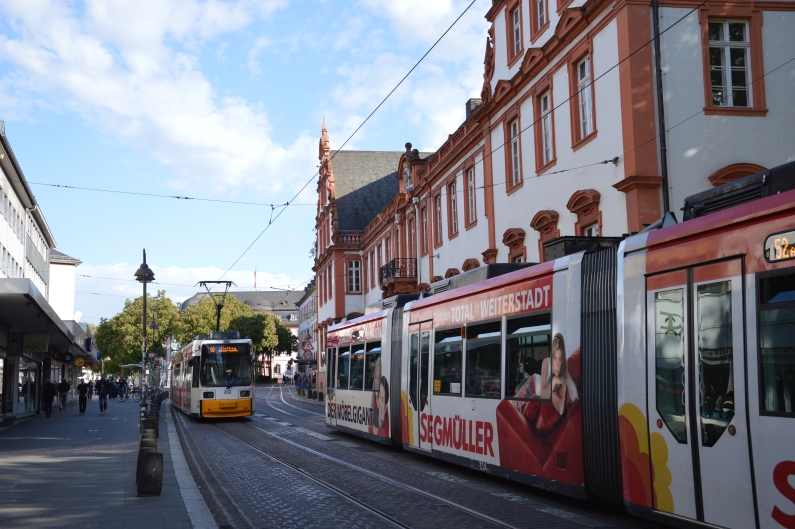 Mainzund's tweet photo. "Der reinste Mainzelwahnsinn" - Gastwirte protestieren gegen nächtliche Ausdünnung der Straßenbahnen in #Mainz - Stadtteile ab 0.30 Uhr abgehängt, Bedienstete kommen nicht mehr nach Hause #ÖPNV #Mainz #Mainzelbahn #Mobilität https://t.co/PoLQWoWbdU https://t.co/JqV47PnVpb