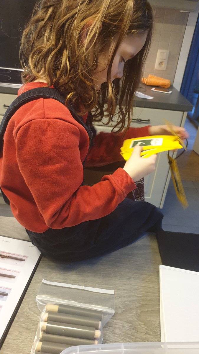 Marielle_Schalk's tweet image. 'Ik speel mama'tje die tussen de kippen werkt' 😂 
Interessant zo een hele doos spulletjes. Micon. Iets nieuws van #agrifirm om bloedluis beheersbaar te houden. Alles voor het comfort van onze hennen.  Doen we dus graag aan mee. 👍❤🐔