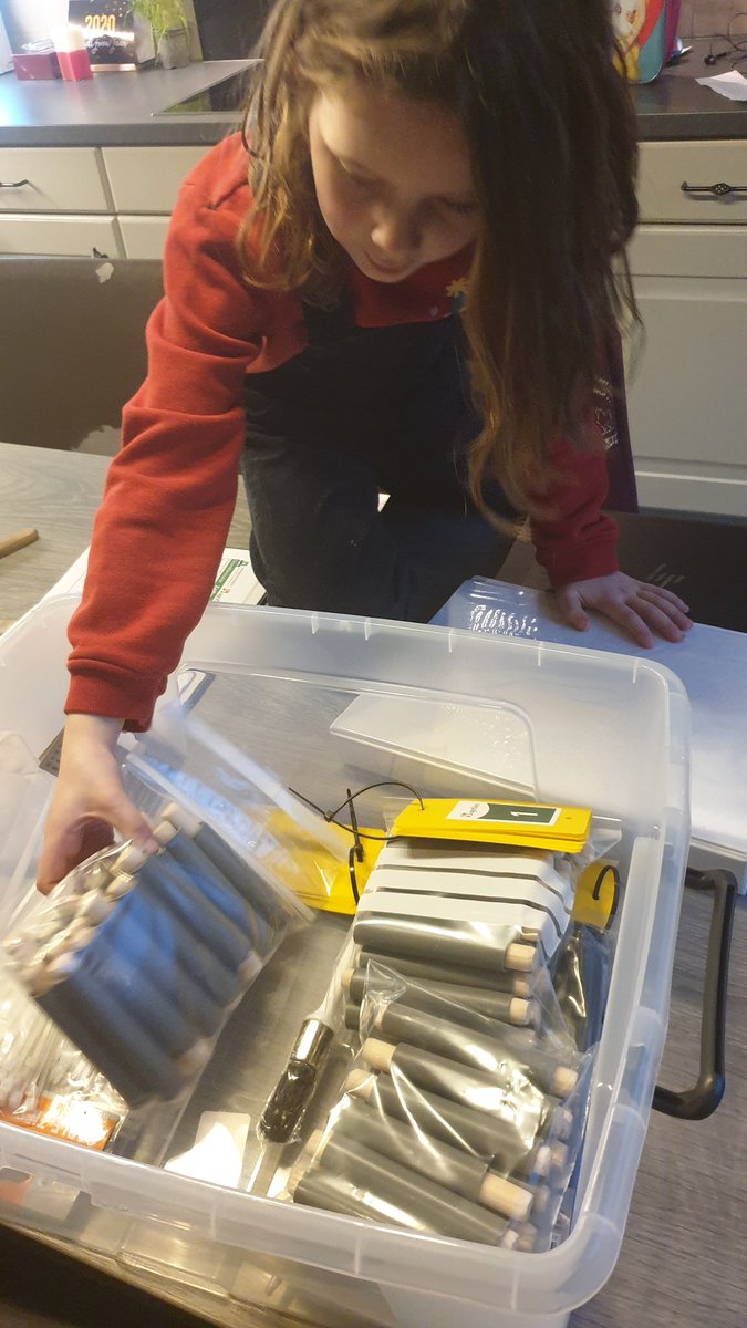 Marielle_Schalk's tweet image. 'Ik speel mama'tje die tussen de kippen werkt' 😂 
Interessant zo een hele doos spulletjes. Micon. Iets nieuws van #agrifirm om bloedluis beheersbaar te houden. Alles voor het comfort van onze hennen.  Doen we dus graag aan mee. 👍❤🐔