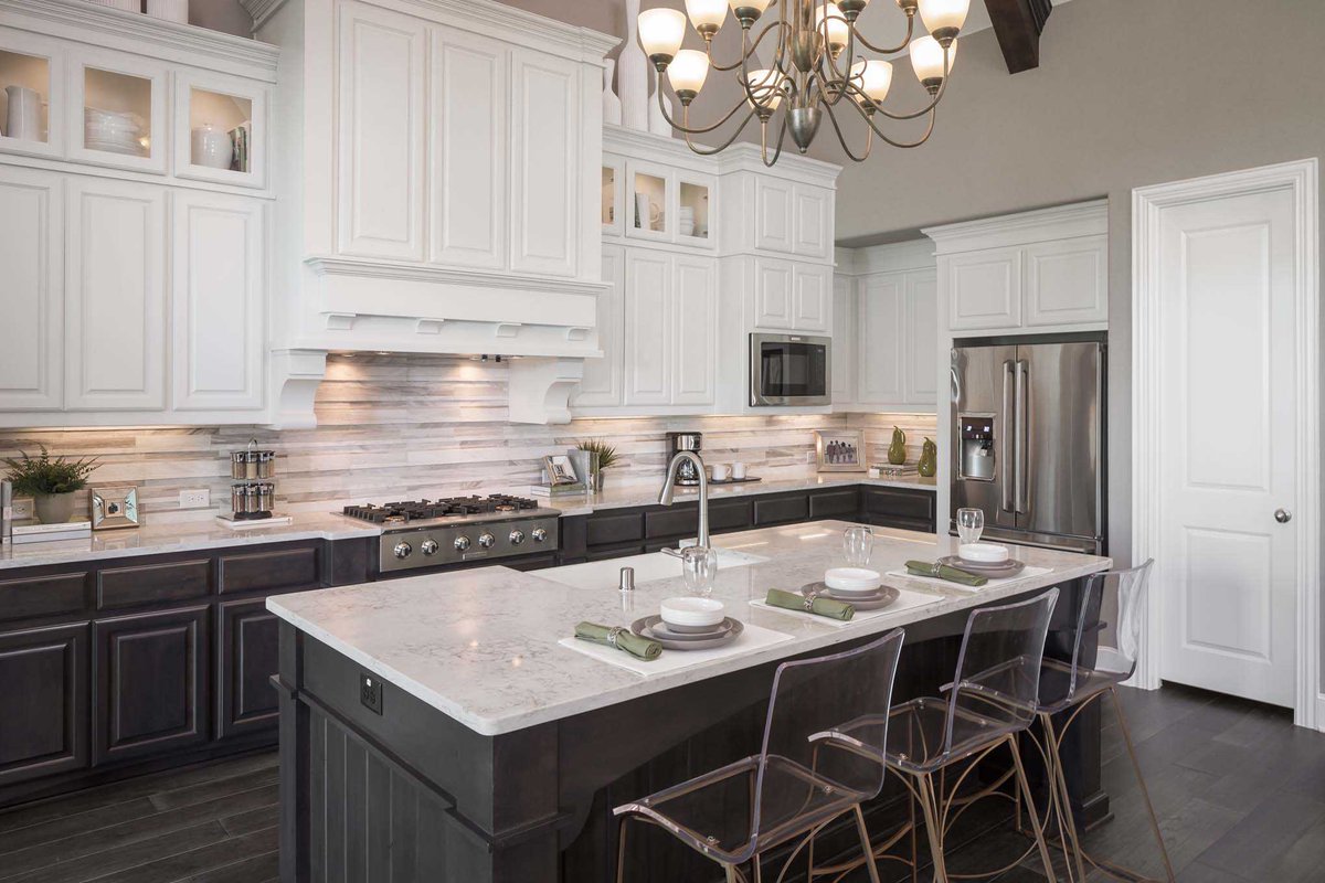 Gorgeous beams highlight a soaring ceiling while classic finishes add to the elegance of this awe-inspiring kitchen. #HighlandHomesTX bit.ly/2FPuArw