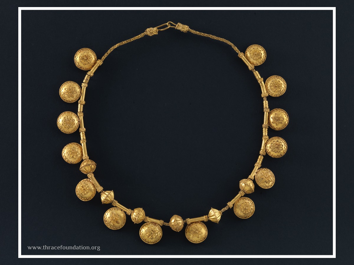 ThraceFNDN's tweet photo. We're starting '20 with an introduction to some beautiful examples of #antique jewellery, like this example of ancient art. This necklace was worn by women of higher status & consists of 14 spherical and 6 biconical beads. 5th century BC
#VassilBojkovCollection #twitterstorians https://t.co/qqpdcVTpoj