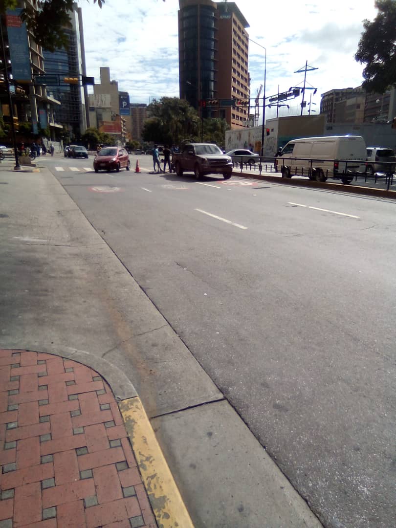 chacho1286's tweet photo. #14Enero #Caracas realizan labores de mantenimiento por parte de la CANTV en la #AFM sentido oeste altura parque cristal canal lento y altura campo alegre canal rápido 12:04pm @FMCENTER @traffiCARACAS @tumototrafico https://t.co/J0cXDjfyjo