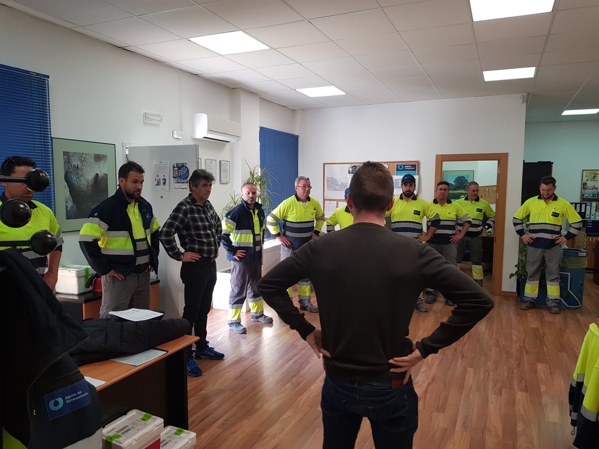 H2OTorremolinos's tweet photo. Nuestros👷‍♂️compañeros de #Rincóndelavictoria y #Torremolinos  han aprendido cómo hacer ejercicios 🧘‍♂️ de calentamiento al inicio de la jornada para evitar lesiones 🤕 de espalda https://t.co/URZJikvJml