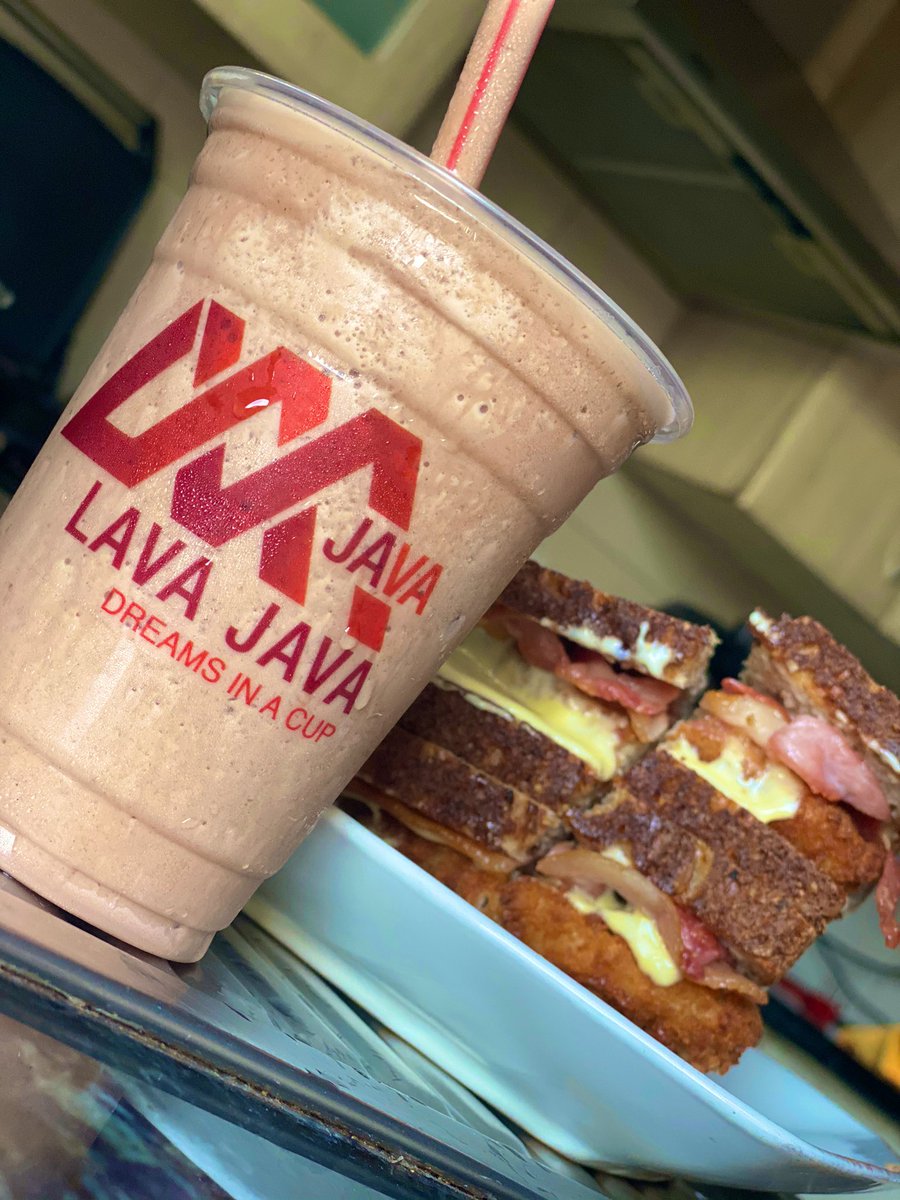 brastayela's tweet photo. Lunch - @Cafe_lavajava 
Chocolate &amp; mashmellow Frappe and Chicken, bacon &amp; cheese toast. https://t.co/cfDETXImbQ