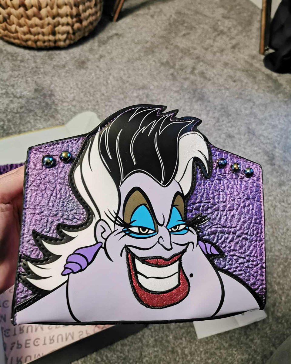 misslauracoates's tweet photo. I really didn't need anymore makeup bags but I love @Disney villains especially Ursula so whilst browsing the @Spectrumbrushes site I saw this and I just couldn't resist it. The quality is amazing and it's bigger then I expected. I absolutely love it πππ #spectrumxdisney https://t.co/WFwjfGU8xJ